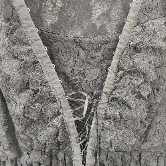 Whimdical Lace Flowy Blouse - Picture 7 of 9